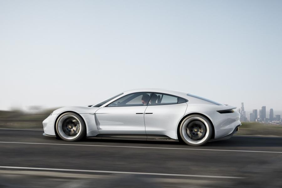  Porsche Mission E Concept 2015 года  (фото 4 из 12)